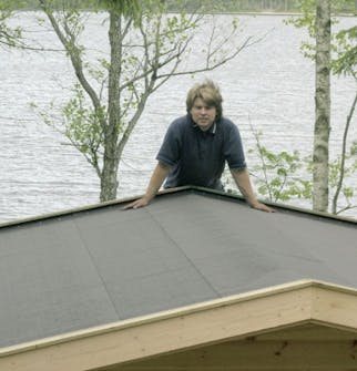 Byg selv hytte: Den sidste bane tagpap Byg selv hytte: Den sidste bane tagpap